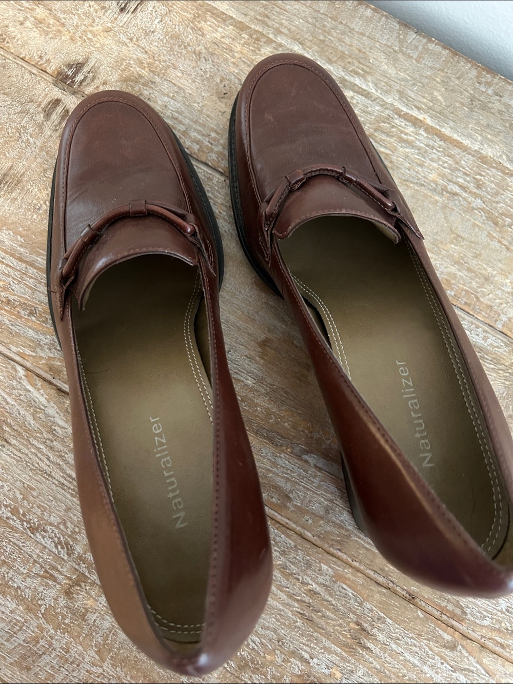 Neutralizer women brown loafer with heel size 6.5 m good condition
